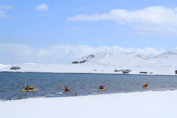 Fazendo caiaque em Deception Island, na Antártida